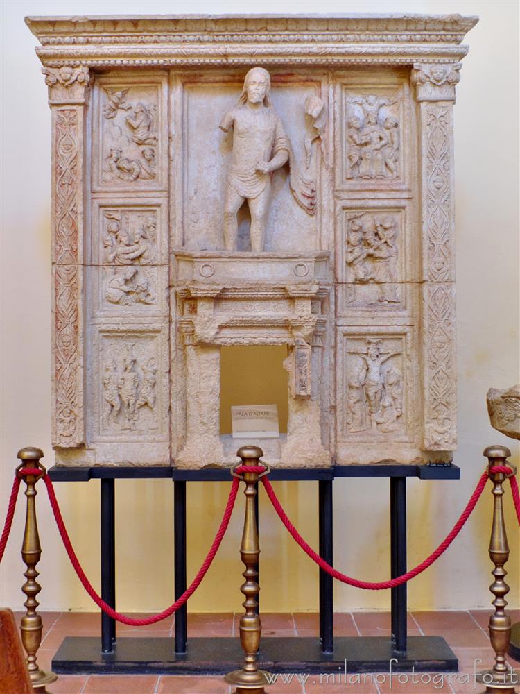 Racale (Lecce) - Antica pala d'altare in pietra nella Chiesa di San Giorgio